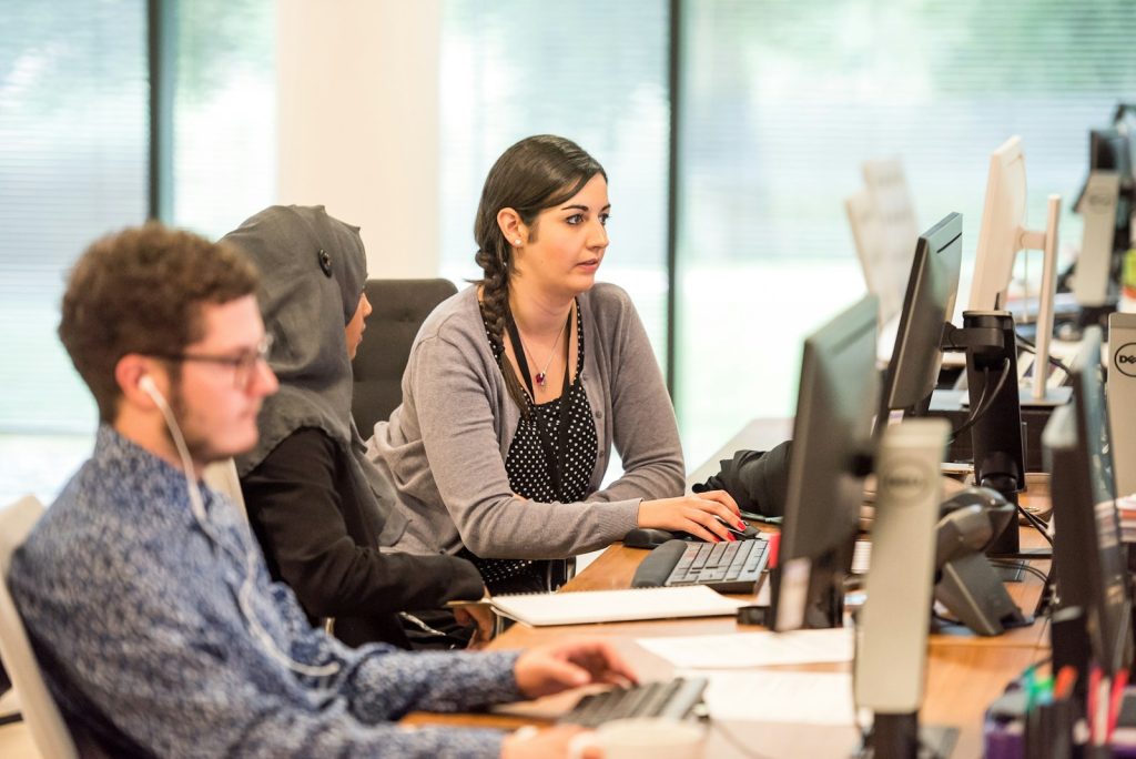 telemarketing : découvrez les qualités essentielles pour exceller en tant que conseiller téléphonique